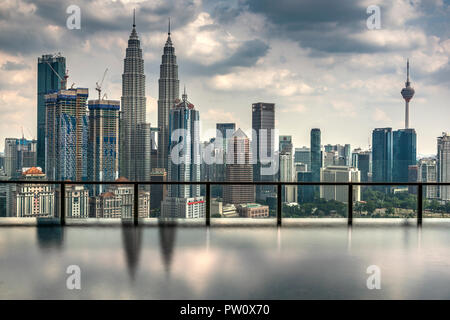 Sur les toits de la ville avec piscine à débordement, Kuala Lumpur, Malaisie Banque D'Images