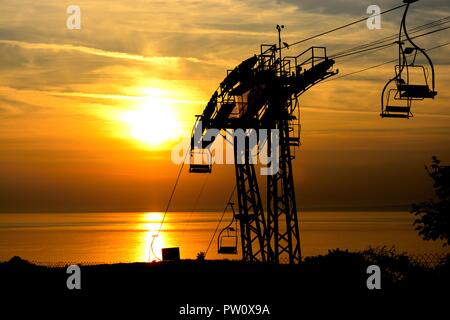 Silhouette de la télécabine à l'aiguilles dans l'île de Wight au coucher du soleil Banque D'Images