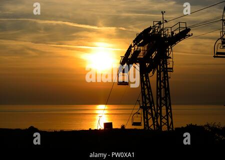 Silhouette de la télécabine à l'aiguilles dans l'île de Wight au coucher du soleil Banque D'Images