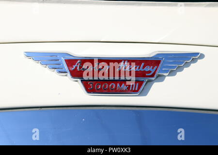 Location d'un insigne sur une Austin Healey 3000 mk 111 Banque D'Images