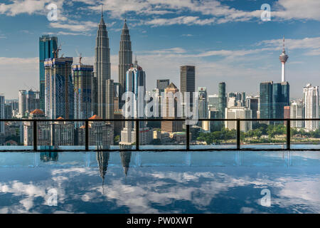 Sur les toits de la ville avec piscine à débordement, Kuala Lumpur, Malaisie Banque D'Images