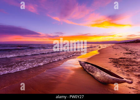 Le lac Malawi coucher du soleil à Kande beach Afrique, canoe boat on beach plage paisible maison de vacances magnifique coucher de soleil couleurs bleu violet orange jaune dans le ciel et clou Banque D'Images
