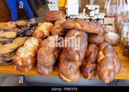 Sélection de pain et de biscuits en pâtisserie, Salusbury Road, Queen's Park, London Borough of Brent, Greater London, Angleterre, Royaume-Uni Banque D'Images