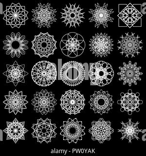 Ensemble de vingt cinq flocons d'ornement blanc sur le fond noir, dessin à la main des éléments de conception de scénario Illustration de Vecteur