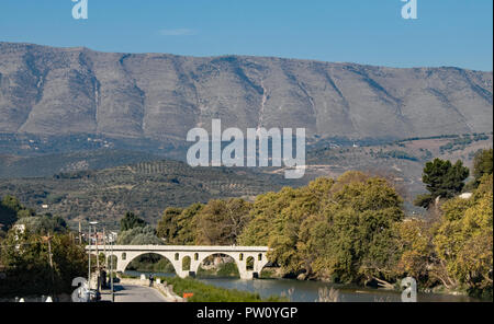 Le 18e siècle Gorica pont sur la rivière Osum, dans la ville de Berat, en Albanie. Sur la colline, vous pouvez juste au sujet de voir les lettres, jamais formé à partir de r Banque D'Images