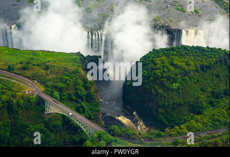 Victoria Falls au Zimbabwe et en Zambie, hélicoptère, photo aérienne forêt verte autour de cascades majestueuses étonnante de l'Afrique. Au-dessus du pont de Livingston