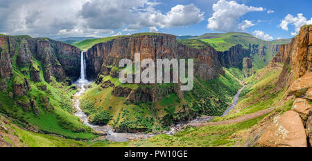 Maletsunyane Falls au Lesotho en Afrique. Plus belle cascade dans le monde entier. Green paysage pittoresque d'amazing chute d'eau tombant dans une rivière à l'intérieur Banque D'Images