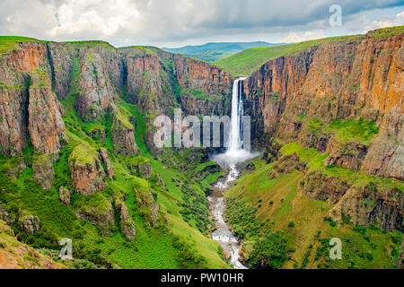 Maletsunyane Falls au Lesotho en Afrique. Plus belle cascade dans le monde entier. Green paysage pittoresque d'amazing chute d'eau tombant dans une rivière à l'intérieur Banque D'Images