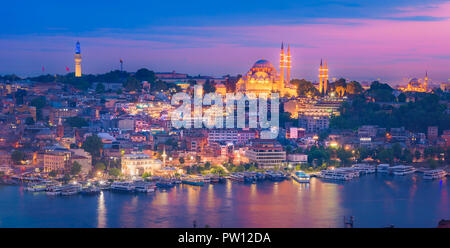 Coucher du soleil à Istanbul Turquie vu de la tour de Galata sur la rivière Bosphore et la corne, douce lumière du soleil paysage urbain gratte-ciel et skyline istanbul Banque D'Images