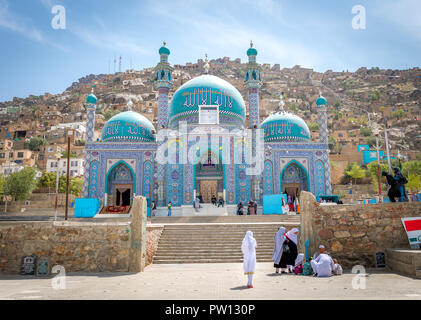 Jeune fille musulmane et les femmes à la mosquée de Kaboul Afghanistan city scape skyline, capitale Kaboul collines et montagnes avec des maisons et bâtiments Banque D'Images