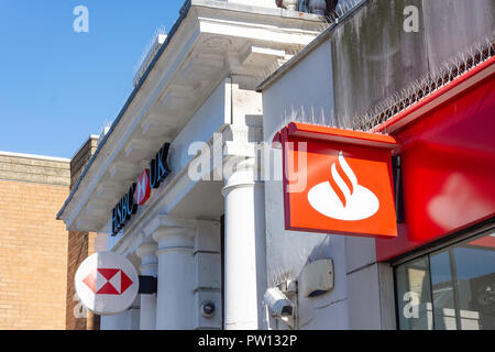 Les banques HSBC et Santander, High Street, Barnet, London Borough of Barnet, Greater London, Angleterre, Royaume-Uni Banque D'Images