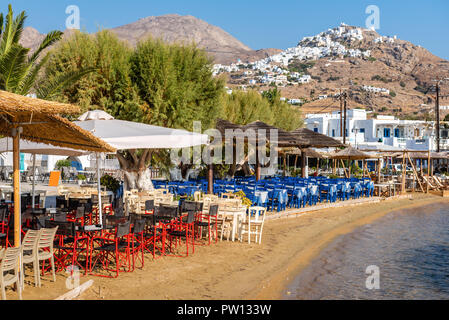 Tavernes grecques typiques sur plage de Livadi ville. L'île de Serifos, Grèce Banque D'Images