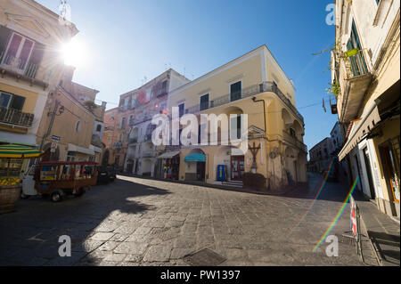 ISCHIA, ITALIE - CIRCA Octobre 2017 : Méditerranée lumineux soleil projette l'ombre dans le pittoresque quartier de Ischia Ponte. Banque D'Images