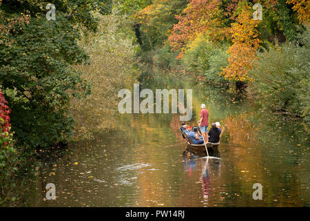 11 octobre 2018, Bade-Wurtemberg, Tübingen : barques à des promenades en bateau sur le Neckar. Photo : Sebastian Gollnow/dpa Banque D'Images