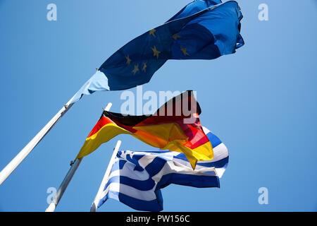 Athènes, Grèce. 11Th Oct, 2018. Drapeaux de la Grèce, l'Allemagne et de l'UE au Palais Maximou durant la visite officielle du Président de la République fédérale d'Allemagne à Athènes. Credit : Giorgos Zachos SOPA/Images/ZUMA/Alamy Fil Live News Banque D'Images