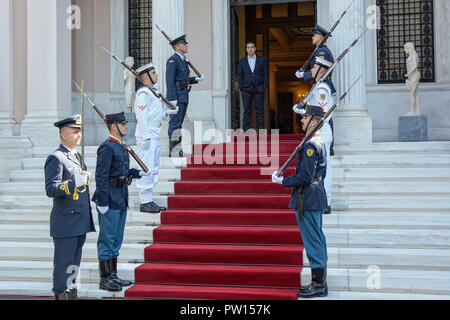 Athènes, Grèce. 11Th Oct, 2018. Contingent d'honneur au Palais Maximou durant la visite officielle du Président de la République fédérale d'Allemagne à Athènes. Credit : Giorgos Zachos SOPA/Images/ZUMA/Alamy Fil Live News Banque D'Images
