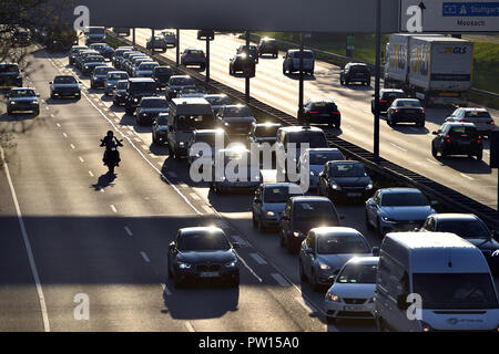 Munich, Allemagne. 11Th Oct, 2018. Le trafic routier est dense sur la bague d'withtleren dans Muenchen en fin d'après-midi, le trafic de banlieue, de banlieue, de l'automobiliste. Utilisation dans le monde entier | Credit : dpa/Alamy Live News Banque D'Images