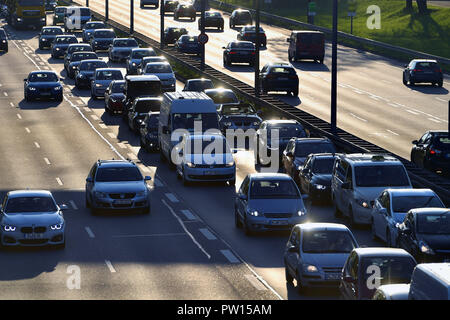 Munich, Allemagne. 18 avr, 2018. Le trafic routier est dense sur la bague d'withtleren dans Muenchen en fin d'après-midi, le trafic de banlieue, de banlieue, de l'automobiliste. Utilisation dans le monde entier | Credit : dpa/Alamy Live News Banque D'Images