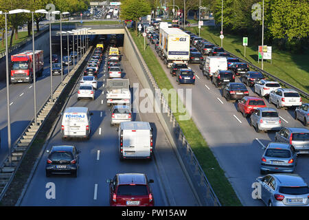 Munich, Allemagne. 18 avr, 2018. Le trafic routier est dense sur la bague d'withtleren dans Muenchen en fin d'après-midi, le trafic de banlieue, de banlieue, de l'automobiliste. Utilisation dans le monde entier | Credit : dpa/Alamy Live News Banque D'Images