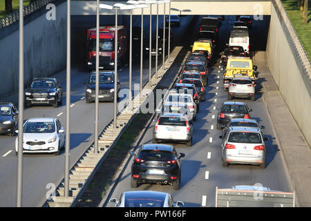 Munich, Allemagne. 18 avr, 2018. Le trafic routier est dense sur la bague d'withtleren dans Muenchen en fin d'après-midi, le trafic de banlieue, de banlieue, de l'automobiliste. Utilisation dans le monde entier | Credit : dpa/Alamy Live News Banque D'Images