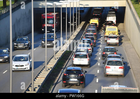 Munich, Allemagne. 18 avr, 2018. Le trafic routier est dense sur la bague d'withtleren dans Muenchen en fin d'après-midi, le trafic de banlieue, de banlieue, de l'automobiliste. Utilisation dans le monde entier | Credit : dpa/Alamy Live News Banque D'Images