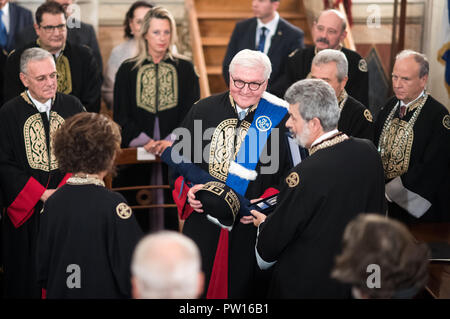 Athènes, Grèce. 11Th Oct, 2018. Président fédéral Frank-Walter Steinmeier (M) est décerné un doctorat honorifique à l'Université d'Athènes. Président M. Steinmeier et son épouse sont sur trois jours de visite d'État en Grèce. Crédit : Bernd von Jutrczenka/dpa/Alamy Live News Banque D'Images