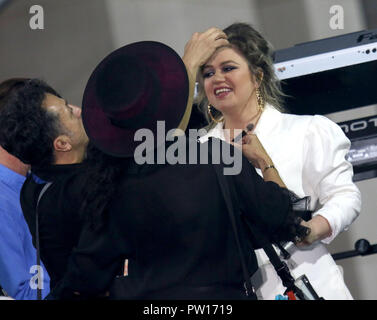 New York City, New York, USA. 11Th Oct, 2018. KELLY Clarkson assiste à NBC's "aujourd' show célèbre la "Journée internationale des Filles' qui s'est tenue du Rockefeller Plaza. Credit : Nancy/Kaszerman ZUMA Wire/Alamy Live News Banque D'Images