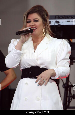 New York City, New York, USA. 11Th Oct, 2018. Singer Kelly Clarkson assiste à NBC's "aujourd' show célèbre la "Journée internationale des Filles' qui s'est tenue du Rockefeller Plaza. Credit : Nancy/Kaszerman ZUMA Wire/Alamy Live News Banque D'Images