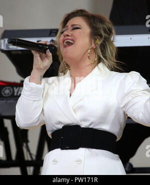 New York City, New York, USA. 11Th Oct, 2018. Singer Kelly Clarkson assiste à NBC's "aujourd' show célèbre la "Journée internationale des Filles' qui s'est tenue du Rockefeller Plaza. Credit : Nancy/Kaszerman ZUMA Wire/Alamy Live News Banque D'Images