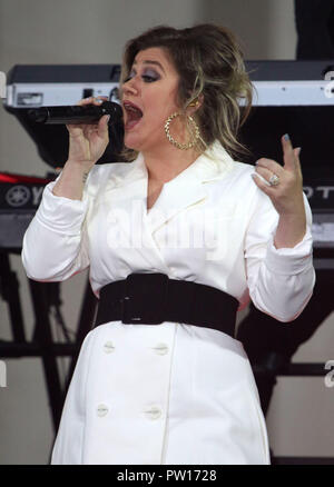 New York City, New York, USA. 11Th Oct, 2018. Singer Kelly Clarkson assiste à NBC's "aujourd' show célèbre la "Journée internationale des Filles' qui s'est tenue du Rockefeller Plaza. Credit : Nancy/Kaszerman ZUMA Wire/Alamy Live News Banque D'Images