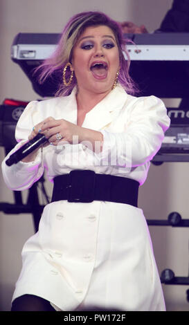 New York City, New York, USA. 11Th Oct, 2018. Singer Kelly Clarkson assiste à NBC's "aujourd' show célèbre la "Journée internationale des Filles' qui s'est tenue du Rockefeller Plaza. Credit : Nancy/Kaszerman ZUMA Wire/Alamy Live News Banque D'Images