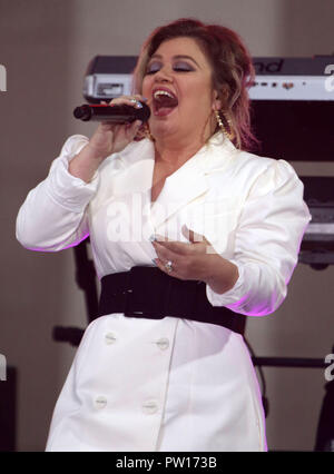 New York City, New York, USA. 11Th Oct, 2018. Singer Kelly Clarkson assiste à NBC's "aujourd' show célèbre la "Journée internationale des Filles' qui s'est tenue du Rockefeller Plaza. Credit : Nancy/Kaszerman ZUMA Wire/Alamy Live News Banque D'Images