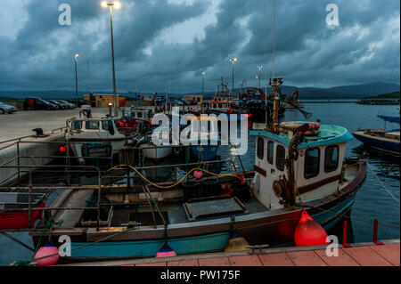 Bantry, West Cork, Irlande. 11Th Oct, 2018. Les nuages de tempête Bantry approche Marina à l'Ouest de Cork au crépuscule. Met Eireann a émis un avertissement de vent pour Orange d'une grande partie de l'Irlande avant de Storm Callum arrivant ce soir. Les vents devraient atteindre 130 km/h, ce qui pourrait menacer la vie et la propriété ''. Credit : Andy Gibson/Alamy Live News. Banque D'Images