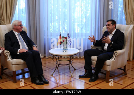 Athènes, Grèce. 11Th Oct, 2018. Le Premier ministre grec Alexis Tsipras (R) rencontre avec le Président allemand Frank-Walter Steinmeier à Athènes, Grèce, le 11 octobre 2018. Frank-Walter Steinmeier a débuté une visite officielle de deux jours en Grèce visant à renforcer les liens bilatéraux dans de nombreux secteurs. Credit : Marios Lolos/Xinhua/Alamy Live News Banque D'Images