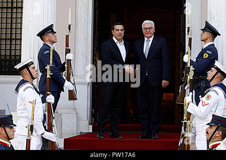 Athènes, Grèce. 11Th Oct, 2018. Le Premier ministre grec Alexis Tsipras (L, centre) se félicite le Président allemand Frank-Walter Steinmeier (R, centre) à Athènes, Grèce, le 11 octobre 2018. Frank-Walter Steinmeier a débuté une visite officielle de deux jours en Grèce visant à renforcer les liens bilatéraux dans de nombreux secteurs. Credit : Marios Lolos/Xinhua/Alamy Live News Banque D'Images