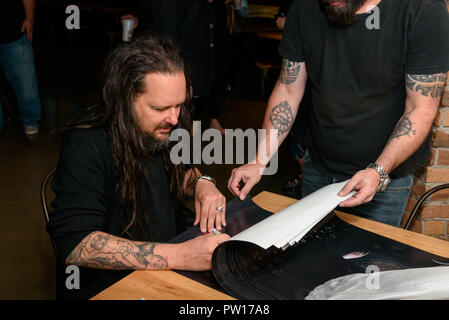 Las Vegas, NV, USA. 10 Oct, 2018. ***Couverture maison*** Jonathan Davis décrit comme Jonathan Davis de Korn est honoré d'un memorabilia affichage à l'Hard Rock Hotel & Casino à Las Vegas, NV le 10 octobre 2018. Pib : Crédit Photos/media/Alamy Punch Live News Banque D'Images