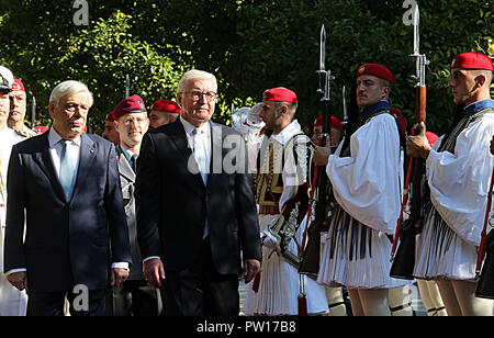 Athènes, Grèce. 11Th Oct, 2018. Le président grec Prokopis Pavlopoulos (1re L, à l'avant) et le Président allemand Frank-Walter Steinmeier (2L, à l'avant) assister à une cérémonie de bienvenue à Athènes, Grèce, le 11 octobre 2018. Frank-Walter Steinmeier a débuté une visite officielle de deux jours en Grèce visant à renforcer les liens bilatéraux dans de nombreux secteurs. Credit : Marios Lolos/Xinhua/Alamy Live News Banque D'Images