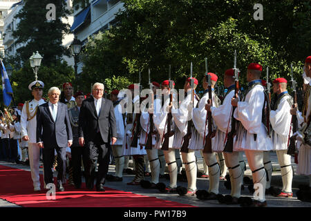 Athènes, Grèce. 11Th Oct, 2018. Le président grec Prokopis Pavlopoulos (1re L, à l'avant) et le Président allemand Frank-Walter Steinmeier (2L, à l'avant) assister à une cérémonie de bienvenue à Athènes, Grèce, le 11 octobre 2018. Frank-Walter Steinmeier a débuté une visite officielle de deux jours en Grèce visant à renforcer les liens bilatéraux dans de nombreux secteurs. Credit : Marios Lolos/Xinhua/Alamy Live News Banque D'Images