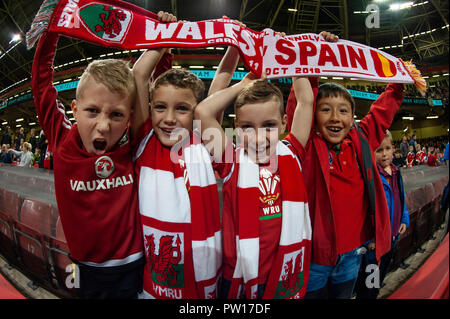 , De Cardiff au Pays de Galles, Royaume-Uni. 11 octobre, 2018. (L-R) Regan Thomas (8) Charlie Farrugia (8) Zac Farrugia (8) Lits Jumeaux Liam Scourfield (7) au Pays de Galles v l'Espagne match amical au stade national de 'Pays de Galles, Cardiff, Pays de Galles le 11 octobre 2018 Crédit : Gary Mitchell, GMP Media/Alamy Live News Banque D'Images