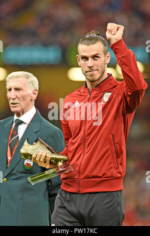 Cardiff - Pays de Galles - UK - 11 octobre 2018 match amical entre le Pays de Galle et l'Espagne au Stade National du Pays de Galles : Gareth Bale de galles perçoit sa Golden Boot award à la mi-temps. Credit : Phil Rees/Alamy Live News Banque D'Images