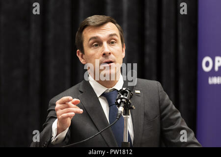 Washington, DC, USA. 11Th Oct, 2018. Le commissaire Robert Jackson, Securities and Exchange Commission, s'exprimant à l'ouverture des marchés, la conférence de l'Institut ''un droit de la concurrence : des monopoles écrasant.L'esprit d'entreprise ?'' à Washington, DC Le 11 octobre 2018. Crédit : Michael Brochstein/ZUMA/Alamy Fil Live News Banque D'Images