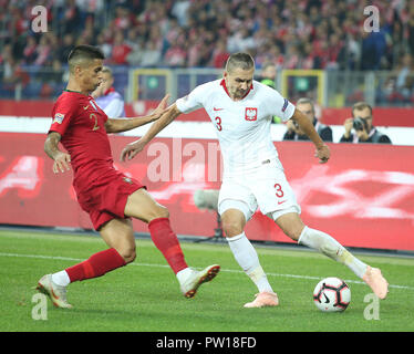 Chorzow, Pologne. 11Th Oct, 2018. Joao Cancelo et Artur Jedrzejczyk (R) vu en action lors de la Ligue des Nations Unies l'UEFA match de football à la stade de Silésie. Credit : Damian Klamka SOPA/Images/ZUMA/Alamy Fil Live News Banque D'Images