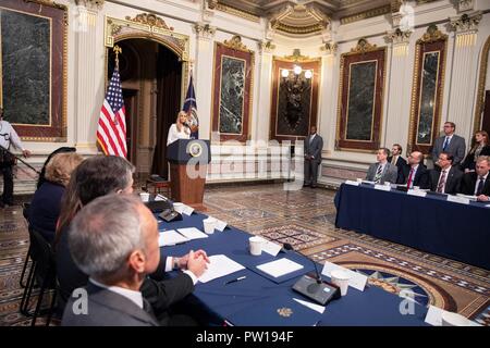 Ivanka Trump, fille du président américain Donald Trump, prononce une allocution lors de la réunion annuelle des présidents Interagency Task Force de surveillance et de lutte contre la traite des personnes dans la salle du Traité indien Eisenhower Executive Office Building le 11 octobre 2018 Washington, DC. Banque D'Images