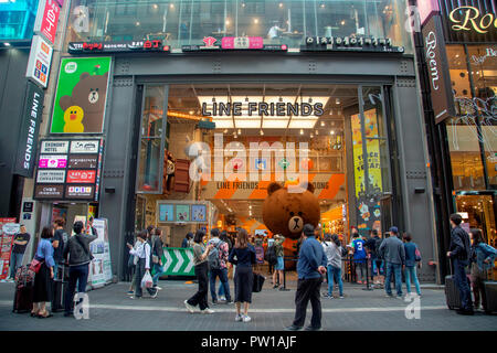 Amis en ligne magasin phare, Oct 4, 2018 : ligne Amis flagship store à Myeongdong, dans le centre de Séoul, Corée du Sud. Myeongdong est Corée du Sud de la zone commerciale la plus chère et l'un des principaux quartiers de Séoul et du tourisme districts. Credit : Lee Jae-Won/AFLO/Alamy Live News Banque D'Images