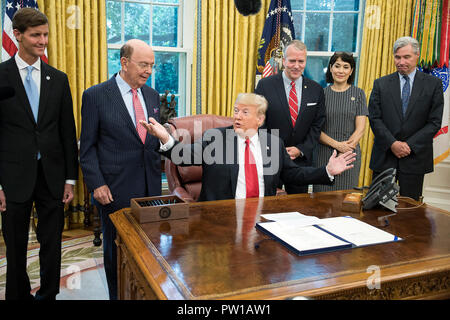 Le Président des Etats-Unis, Donald J. Trump fait de commentaires avant de signer S. 3508, le "Save Our Seas Act de 2018" dans le bureau ovale de la Maison Blanche à Washington, DC le jeudi 11 octobre, 2018. Sur la photo de gauche à droite : NOAA par intérim ; Gallaudet Tim Amiral Administrateur Secrétaire au Commerce Wilbur L. Ross, Jr., président Le président Donald J. Trump ; le sénateur américain Dan Sullivan (républicain de l'Alaska) ; Julie Sort, épouse du sénateur Sullivan ; et le sénateur américain Sheldon Whitehouse (démocrate du Rhode Island). Credit : Ron Sachs/CNP | conditions dans le monde entier Banque D'Images