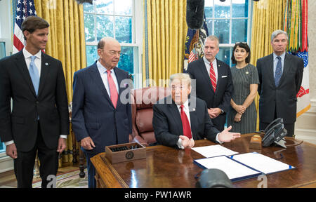 Le Président des Etats-Unis, Donald J. Trump fait de commentaires avant de signer S. 3508, le "Save Our Seas Act de 2018" dans le bureau ovale de la Maison Blanche à Washington, DC le jeudi 11 octobre, 2018. Sur la photo de gauche à droite : NOAA par intérim ; Gallaudet Tim Amiral Administrateur Secrétaire au Commerce Wilbur L. Ross, Jr., président Le président Donald J. Trump ; le sénateur américain Dan Sullivan (républicain de l'Alaska) ; Julie Sort, épouse du sénateur Sullivan ; et le sénateur américain Sheldon Whitehouse (démocrate du Rhode Island). Credit : Ron Sachs/CNP | conditions dans le monde entier Banque D'Images