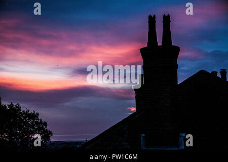 London UK. 12 octobre 2018. Un lever de soleil avec des nuages colorés sur la dérive que Storm Wimbledon Callum devrait atteindre les côtes apportant la pluie et 76mph vents à l'ouest de la UK Crédit : amer ghazzal/Alamy Live News Banque D'Images