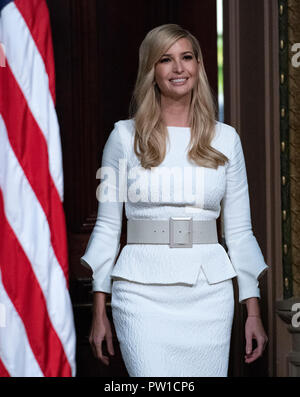 Washington, États-Unis d'Amérique. 11Th Oct, 2018. Première fille et conseiller du président Ivanka Trump arrive à des observations liminaires avant au président des États-Unis, Donald J. Trump faisaient des remarques à l'Équipe spéciale interinstitutions pour surveiller et combattre la traite des personnes réunion annuelle à l'Indian Treaty Room de la Maison Blanche à Washington, DC le jeudi 11 octobre, 2018. Credit : Ron Sachs/CNP Crédit dans le monde entier | conditions : dpa/Alamy Live News Banque D'Images