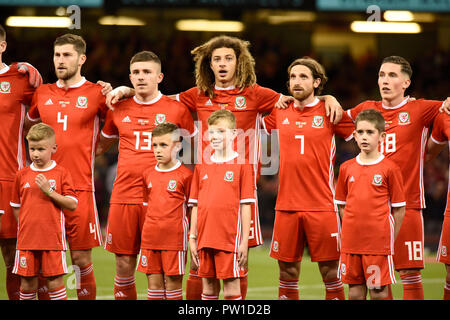 Cardiff - Pays de Galles - UK - 11 octobre 2018 match amical entre le Pays de Galle et l'Espagne au Stade National du Pays de Galles : galles joueurs chantent leur hymne national - de gauche à droite - Ben Davies, John Declan, Ethan Ampadu, Joe Allen et Harry Wilson. Credit : Phil Rees/Alamy Live News Banque D'Images