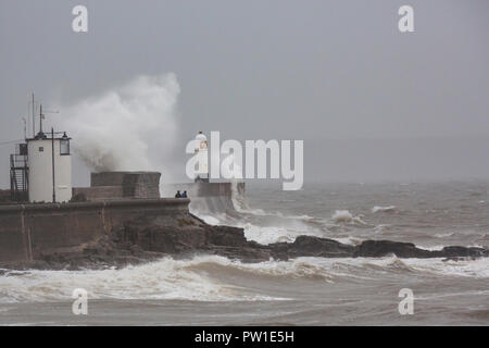 Porthcawl, Pays de Galles, Royaume-Uni. Vendredi 12 octobre 2018. Storm Callum batters le phare à Porthcawl en Galles du sud : Crédit Gruffydd Thomas/Alamy Live News Banque D'Images